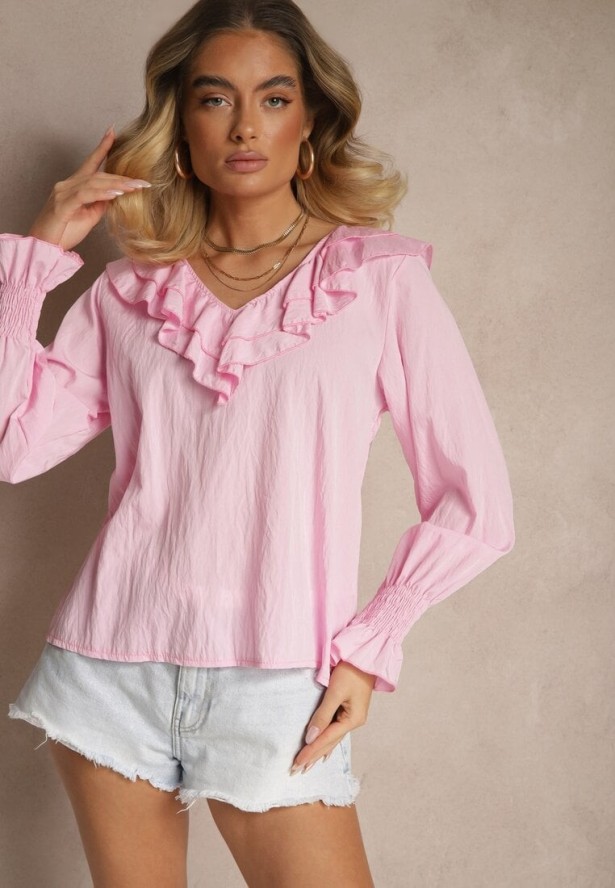 Różowa Rustykalna Bluzka z Wiskozą z Dekoltem w Serek i Falbankami Lislimi