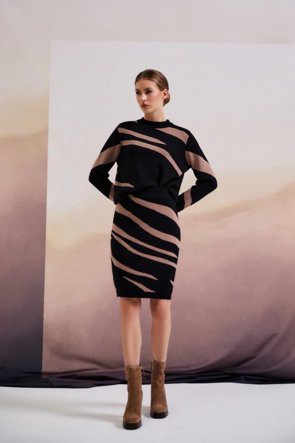 Sweter w zwierzęcy wzór czarny