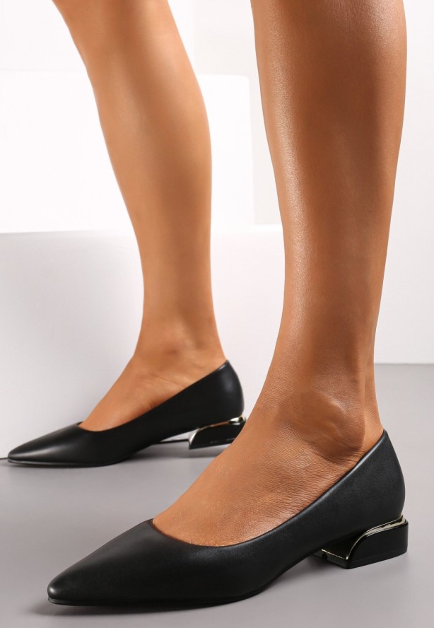 Czarne Czółenka na Niskim Obcasie z Metaliczną Wstawką i Noskiem w Szpic Tinariva