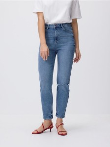 Jeansy mom fit z rozcięciem - niebieski