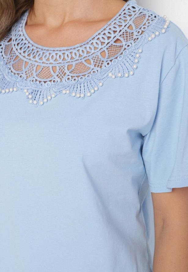 Jasnoniebieski T-shirt Oversize z Ozdobną Koronką i Perłami Elanoriel