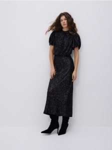 Cekinowa sukienka z bufiastymi rękawami - czarny