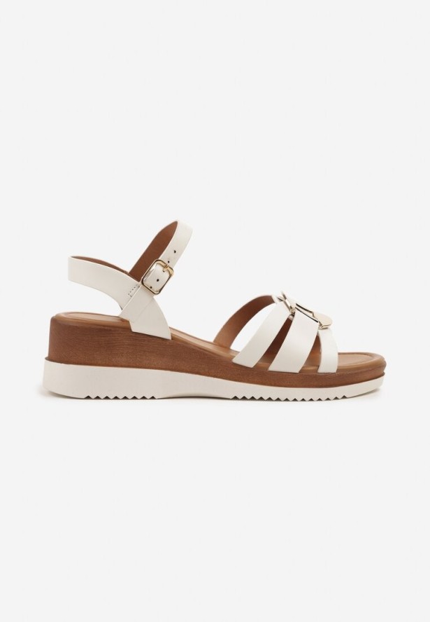 Białe Sandały na Koturnie Ozdobione Metaliczną Aplikacją Nevirissa