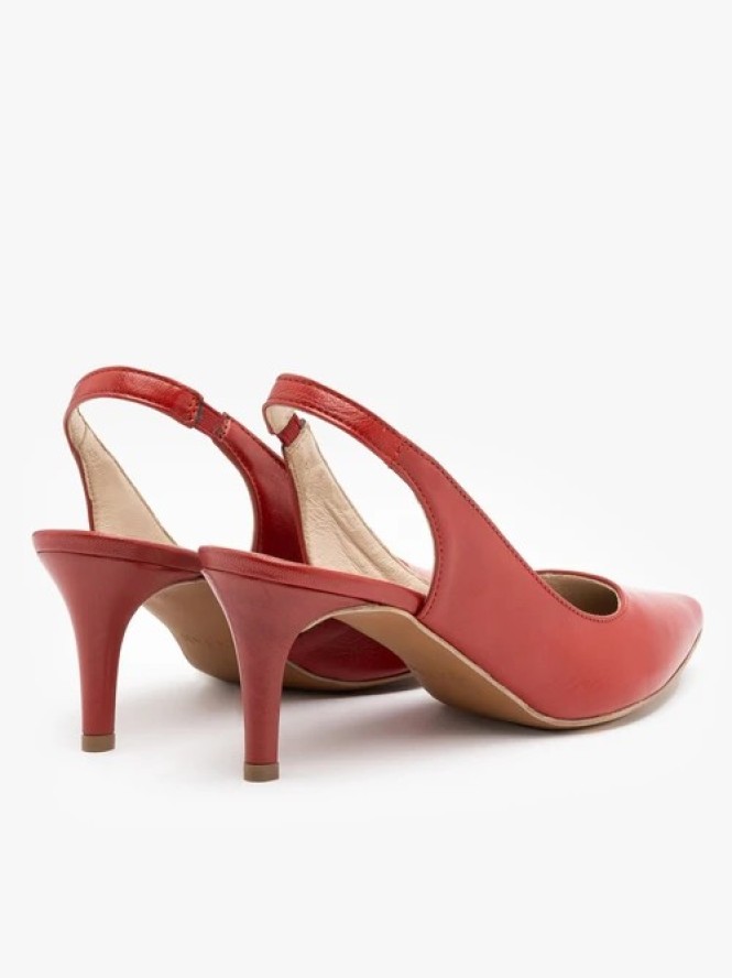 Czerwone czółenka typu slingback na szpilce