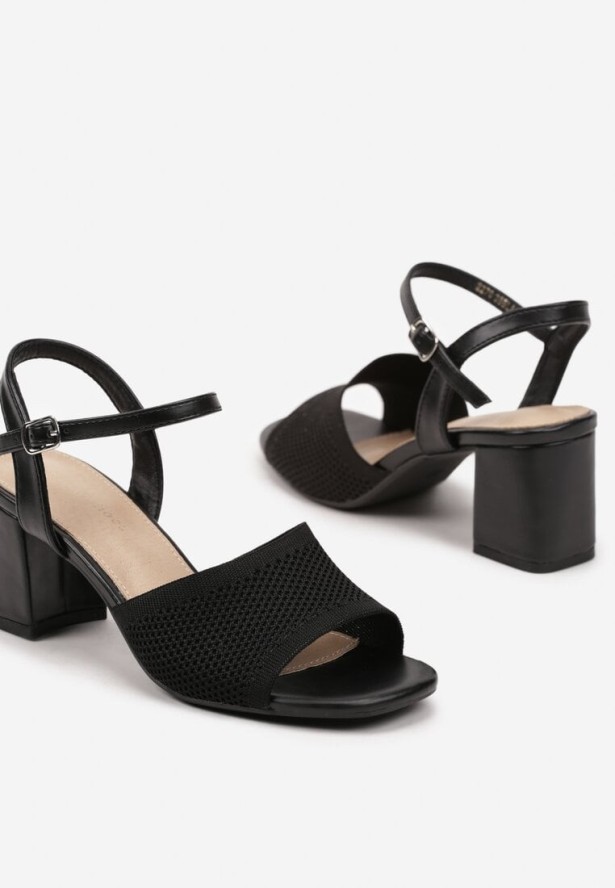Czarne Sandały na Słupku Ozdobione Siateczkowym Paskiem Arivona