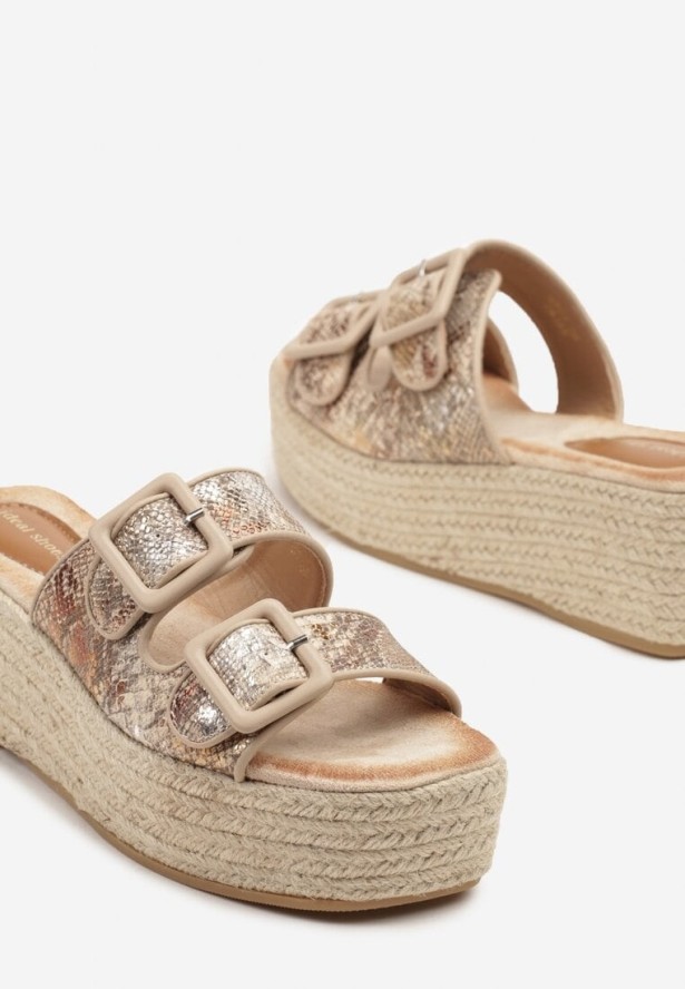 Beżowe Wężowe Klapki na Koturnie z Plecionki z Klamrami Nanarea
