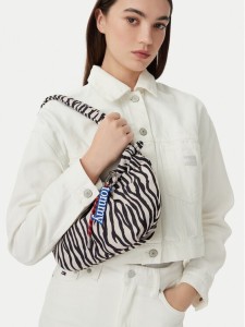 Tommy Jeans Torebka Tjw Icon Charms Zebra Shlder Bag AW0AW18882 Biały