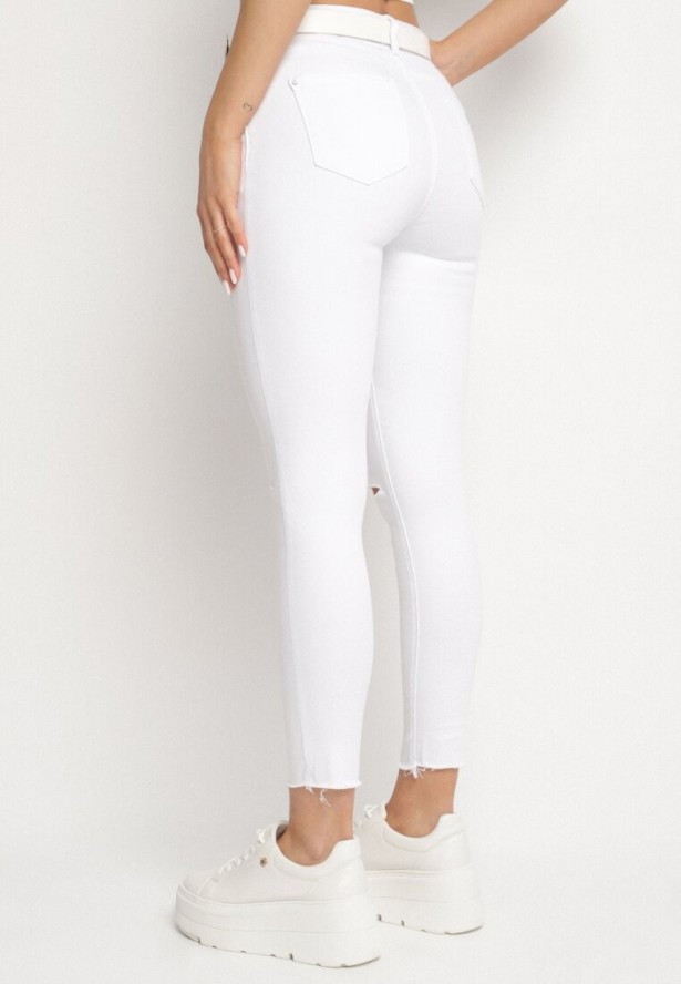 Białe Dopasowane Bawełniane Jeansy z Wysokim Stanem i Dziurami na Kolanach Novanera