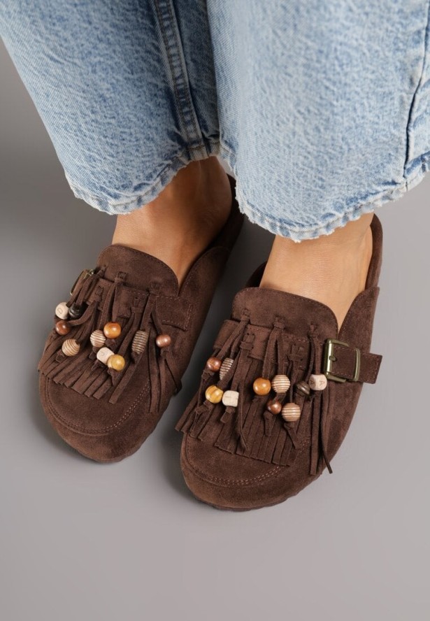 Brązowe Klapki na Grubej Podeszwie z Frędzlami Klamrami i Koralikami Glysnell