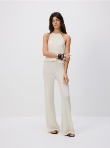 Kreszowane spodnie flare - złamana biel