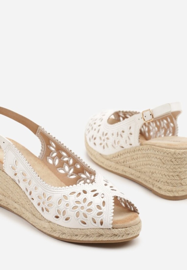 Białe Sandały na Plecionym Koturnie z Ażurową Cholewką z Kwiatowym Motywem Nevianelle