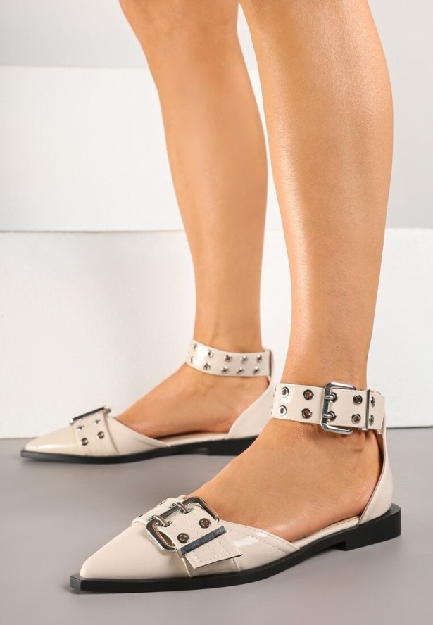 Beżowe Sandały Lakierowane z Ozdobnymi Klamrami Cleia