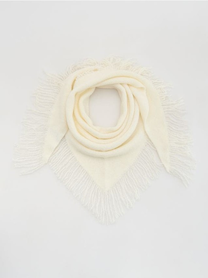 Trójkątny szalik z frędzlami - złamana biel