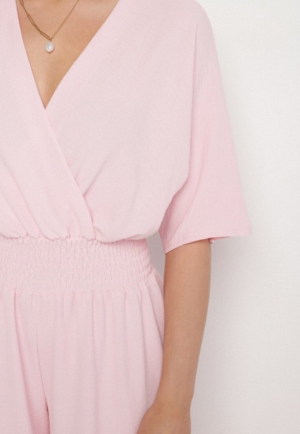 Jasnoróżowy Kopertowy Kombinezon z Gumką w Talii i Szerokimi Nogawkami Vimashea