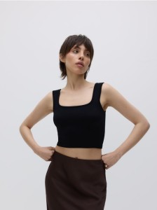 Krótki top na ramiączkach - czarny
