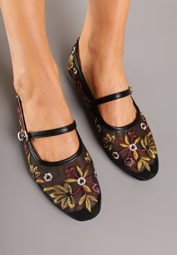 Czarne Balerinki z Siateczki Ozdobione Haftem Zapinane na Sprzączkę Danilea