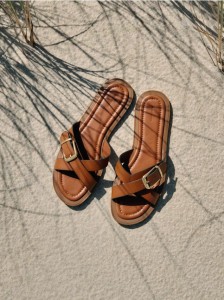 Skórzane klapki z klamrami - brązowy