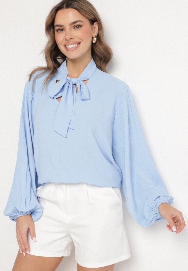 Jasnoniebieska Bluzka z Plisowanymi Rękawami i Wiązaniem pod Szyją Jenindria