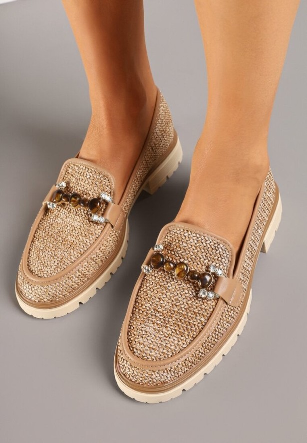 Brązowe Mokasyny z Plecioną Cholewką Koralikami i Metaliczną Ozdobą Varvia