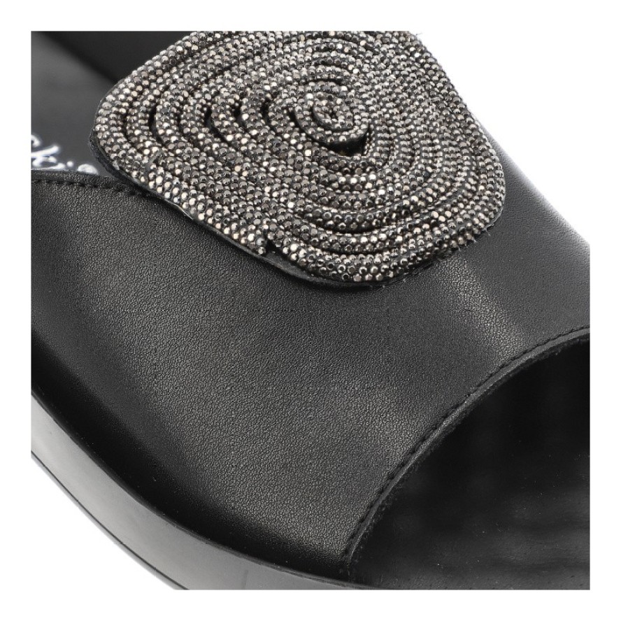 Klapki damskie S. Barski, na platformie skórzane z ozdobą, czarne, KV51-028