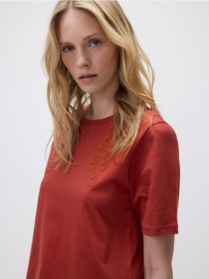 T-shirt z haftowanym wzorem - bordowy