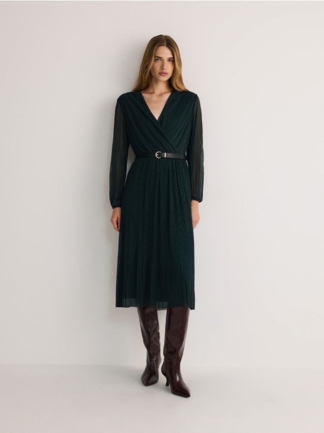 Plisowana sukienka z paskiem - morski