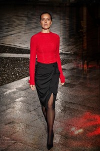 Bluzka z ozdobnymi rękawami czerwona