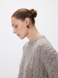 Sweter z warkoczowym splotem - brązowy