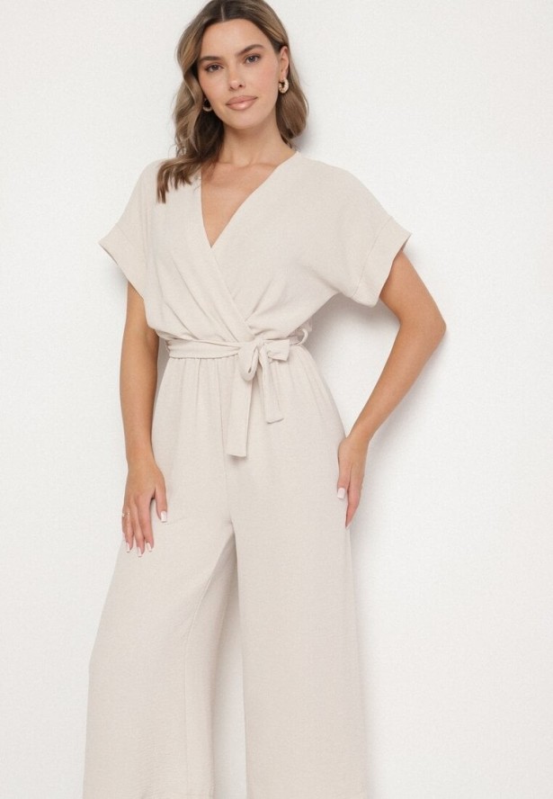 Beżowy Kombinezon o Kopertowym Kroju z Wiązanym Paskiem Tenirea