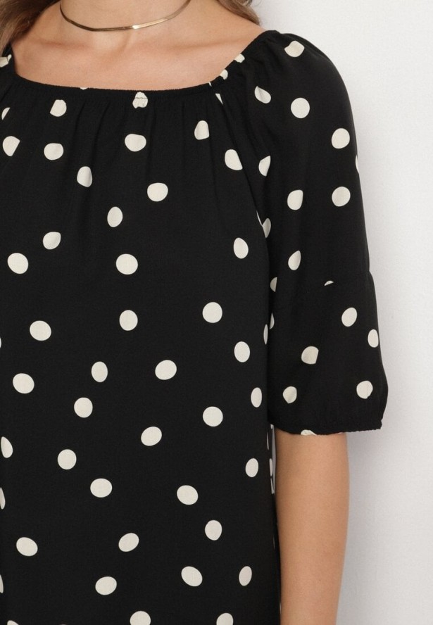 Czarna Bluzka ze Sztucznego Jedwabiu w Kropki z Dekoltem Łódką Lisavina