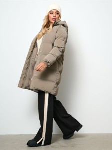 Pikowany płaszcz z kapturem - brązowy