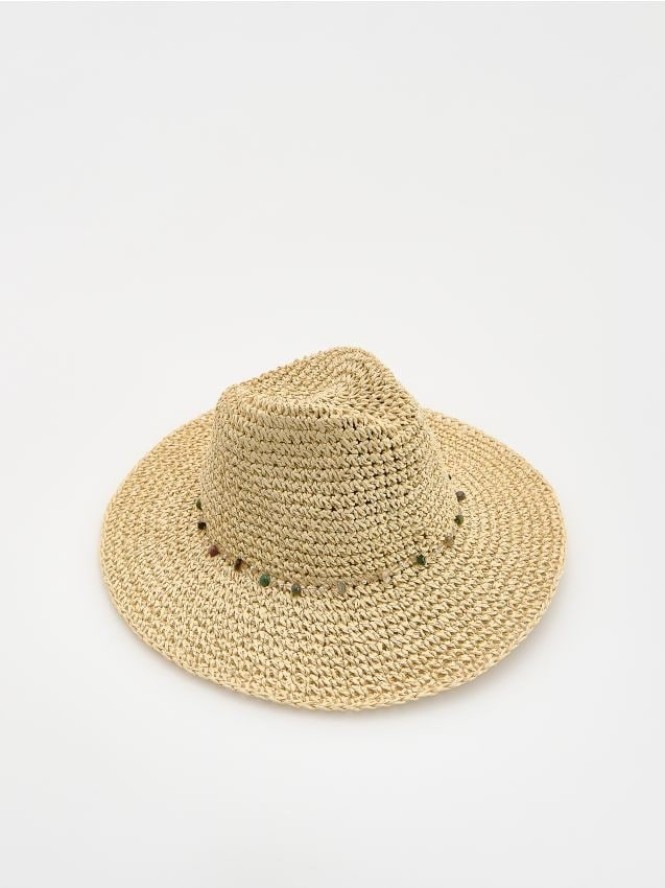 Pleciony kapelusz z koralikami - kremowy