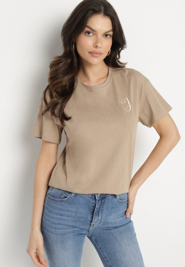 Beżowy T-shirt z Asymetrycznym Tyłem i Ozdobnym Haftem Ninissara