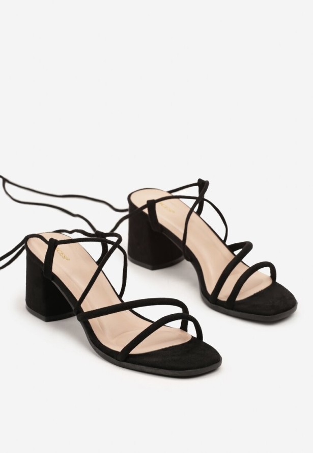 Czarne Sandały Vices na Obcasie Ozdobione Wiązaniem Ataniaria