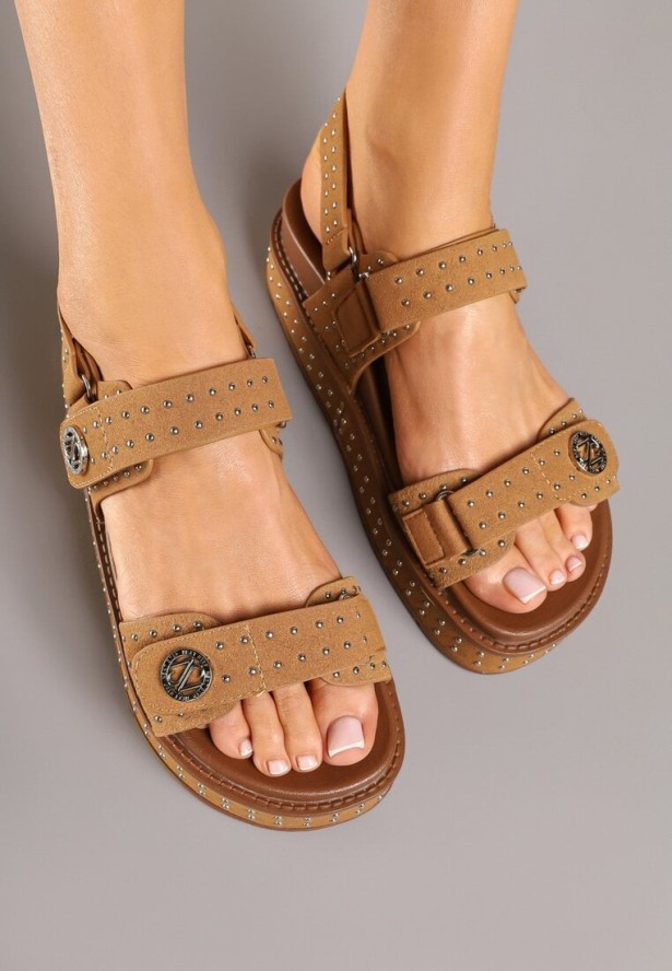 Jasnobrązowe Sandały na Platformie z Rzepami Ozdobione Nitami Caliren