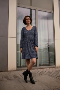 Sukienka w kwiatki granatowa