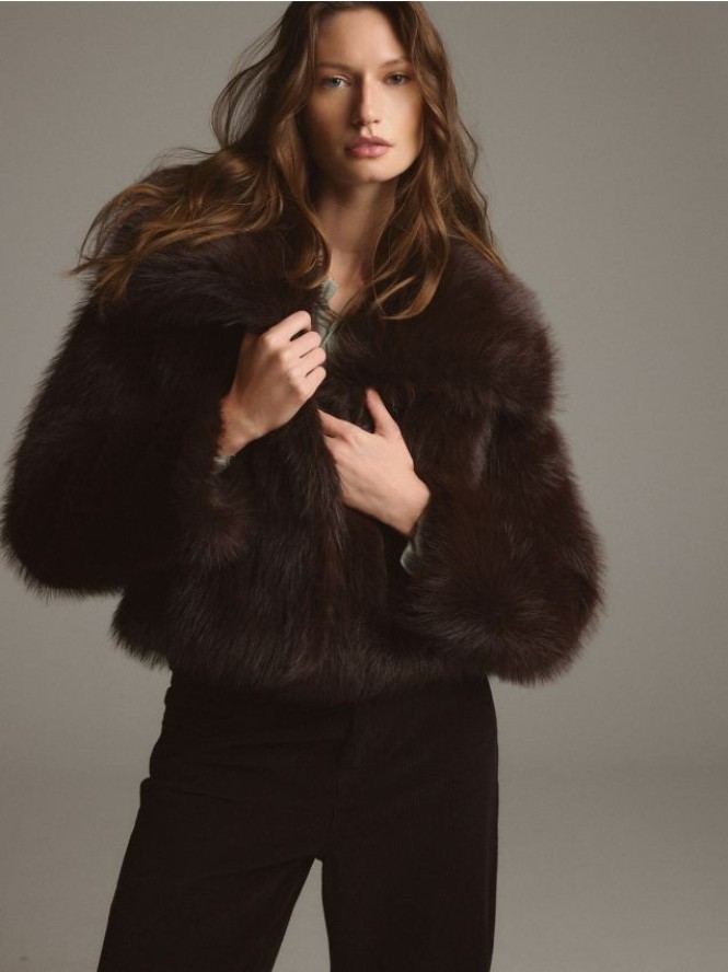 Krótka kurtka ze sztucznego futerka - ciemnobrązowy