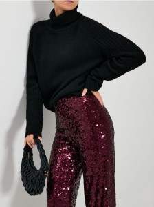 Golf z ozdobnymi rękawami - czarny