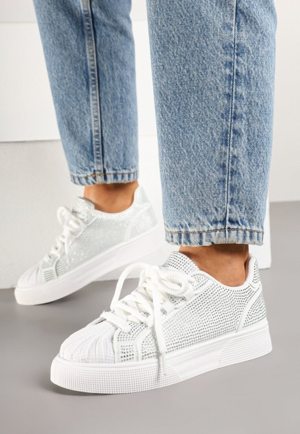 Białe Sneakersy Ozdobione Cyrkoniami i Tłoczonym Noskiem Calreis