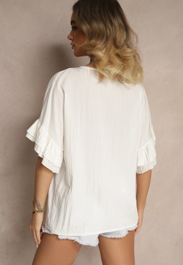 Biała Bluzka z Wiskozą o Kroju Nietoperza Ozdobiona Falbankami Ranova