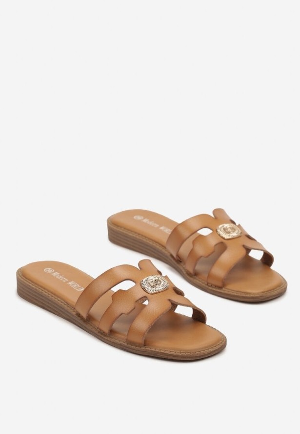 Ciemnobeżowe Klapki z Ozdobnymi Wycięciami i Metaliczną Aplikacją Reolene