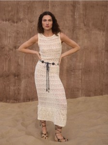 Dzianinowa sukienka z paskiem - złamana biel