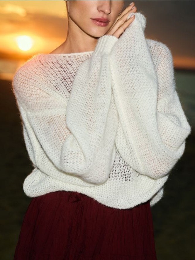 Sweter z ozdobnymi koralikami - biały