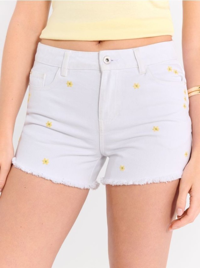 Szorty jeansowe z haftowanym kwiatkami - biały