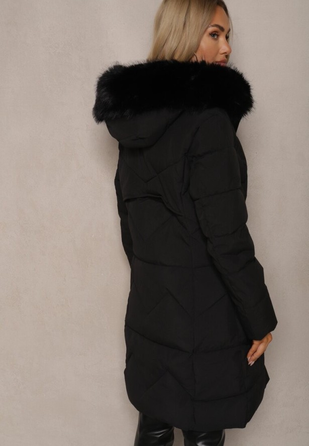 Czarna Taliowana Kurtka z Pikowanymi Przeszyciami i Kapturem z Futerkiem Tintelira
