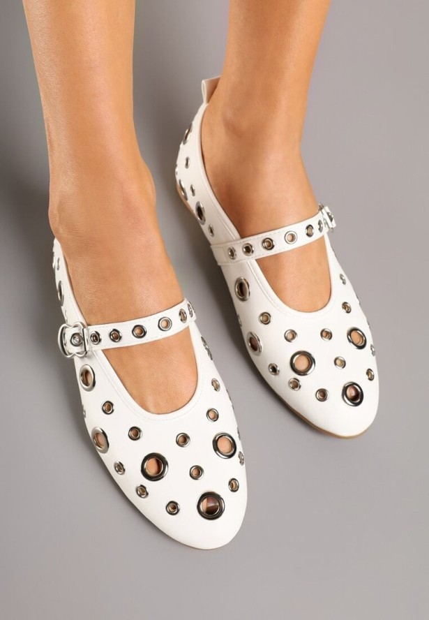 Białe Balerinki z Metalicznymi Ozdobami i Paskiem Eranissea