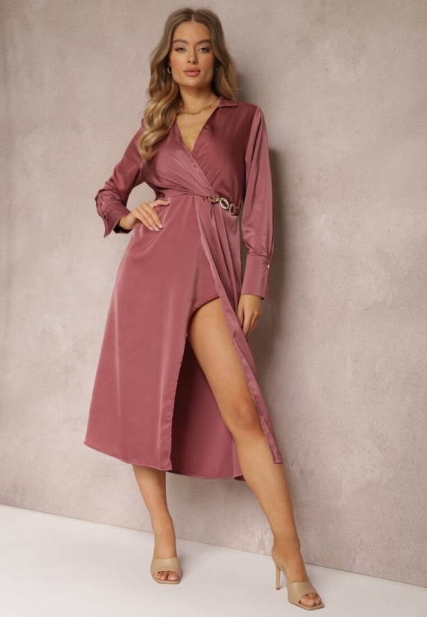 Ciemnoróżowa Satynowa Sukienka Kopertowa z Gumką i Łańcuszkiem w Talii Shaffa