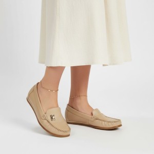 Mokasyny damskie Armodo, cholewka ze skóry naturalnej konstrukcja z dekoracyjną aplikacją miękka forma niska elastyczna podeszwa zapewniająca komfort