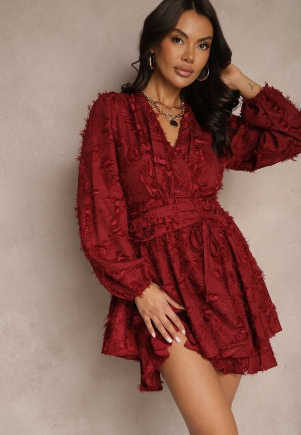 Bordowa Sukienka Koktajlowa z Modnym Marszczeniem i Nitkami Gorena