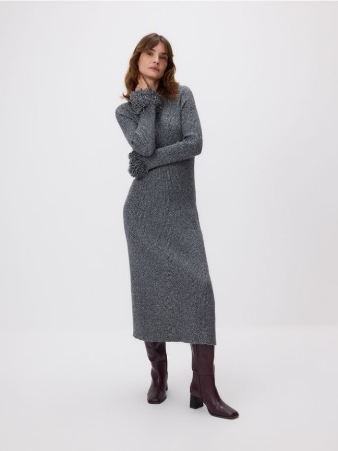 Sukienka z ozdobnym rękawem - wielobarwny